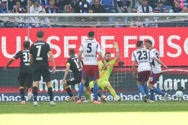 27 04 2025, xtgx, Fussball 2 Bundesliga, Hamburger SV Karlsruher SC emspor, v l Marvin Wanitzek Karlsruhe, 10 schiesst Tor, schießt, Torschuetze, erzielt Tor, Treffer, scores the goal 1 2 DFL DFB REGULATIONS PROHIBIT ANY USE OF PHOTOGRAPHS as IMAGE SEQUENCES and or QUASI VIDEO Hamburg