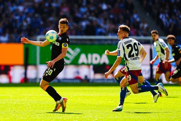 Marvin Wanitzek Karlsruher SC, 10 , Emir Sahiti Hamburger SV, 29 GER, Hamburger SV vs Karlsruher SC, Football, 2 Bundesliga, Matchday 31, Season 2024 2025, 27 04 2025 DFL REGULATIONS PROHIBIT ANY USE OF PHOTOGRAPHS AS IMAGE SEQUENCES AND OR QUASI VIDEO GER, Hamburger SV vs Karlsruher SC, Football, 2 Bundesliga, Matchday 31, Season 2024 2025, 27 04 2025 Hamburg Copyright: xEibner-Pressefoto MarcelxvonxFehrnx EP_MFN