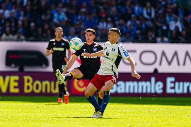 Robin Heusser Karlsruher SC, 05 , Silvan Hefti Hamburger SV, 30 GER, Hamburger SV vs Karlsruher SC, Football, 2 Bundesliga, Matchday 31, Season 2024 2025, 27 04 2025 DFL REGULATIONS PROHIBIT ANY USE OF PHOTOGRAPHS AS IMAGE SEQUENCES AND OR QUASI VIDEO GER, Hamburger SV vs Karlsruher SC, Football, 2 Bundesliga, Matchday 31, Season 2024 2025, 27 04 2025 Hamburg Copyright: xEibner-Pressefoto MarcelxvonxFehrnx EP_MFN