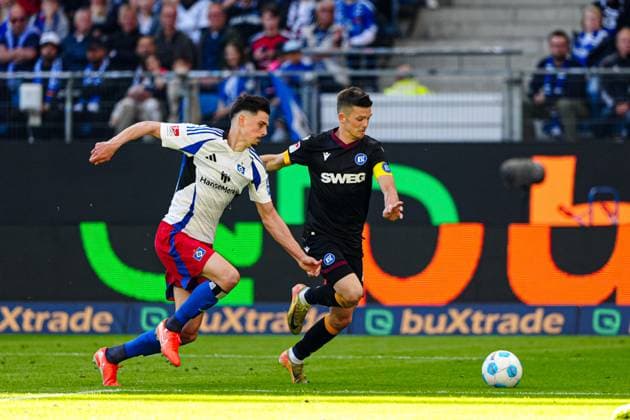 Dennis Hadzikadunic Hamburger SV, 05 , Marvin Wanitzek Karlsruher SC, 10 GER, Hamburger SV vs Karlsruher SC, Football, 2 Bundesliga, Matchday 31, Season 2024 2025, 27 04 2025 DFL REGULATIONS PROHIBIT ANY USE OF PHOTOGRAPHS AS IMAGE SEQUENCES AND OR QUASI VIDEO GER, Hamburger SV vs Karlsruher SC, Football, 2 Bundesliga, Matchday 31, Season 2024 2025, 27 04 2025 Hamburg Copyright: xEibner-Pressefoto MarcelxvonxFehrnx EP_MFN