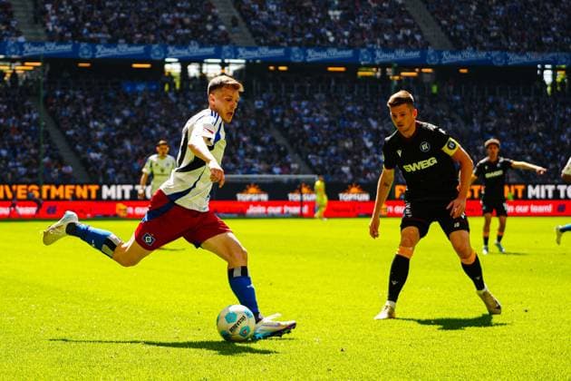 Emir Sahiti Hamburger SV, 29 , Marvin Wanitzek Karlsruher SC, 10 GER, Hamburger SV vs Karlsruher SC, Football, 2 Bundesliga, Matchday 31, Season 2024 2025, 27 04 2025 DFL REGULATIONS PROHIBIT ANY USE OF PHOTOGRAPHS AS IMAGE SEQUENCES AND OR QUASI VIDEO GER, Hamburger SV vs Karlsruher SC, Football, 2 Bundesliga, Matchday 31, Season 2024 2025, 27 04 2025 Hamburg Copyright: xEibner-Pressefoto MarcelxvonxFehrnx EP_MFN