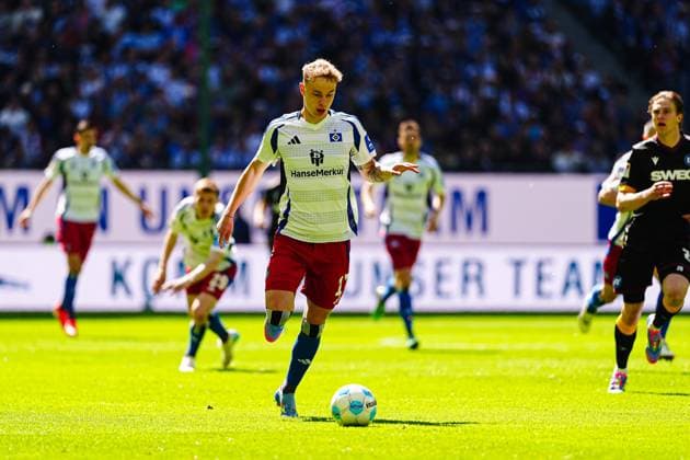 Adam Karabec Hamburger SV, 17 GER, Hamburger SV vs Karlsruher SC, Football, 2 Bundesliga, Matchday 31, Season 2024 2025, 27 04 2025 DFL REGULATES PROHIBIT ANY USE OF PHOTOGRAPHS AS IMAGE SEQUENCES AND OR QUASI VIDEO GER, Hamburger SV vs Karlsruher SC, Football, 2 Bundesliga, Matchday 31, Season 2024 2025, 27 04 2025 Hamburg Copyright: xEibner-Pressefoto MarcelxvonxFehrnx EP_MFN