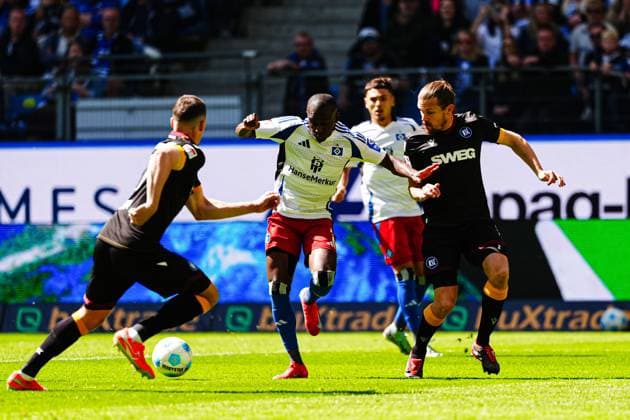 Jean Luc Dompe Hamburger SV, 07 , Sebastian Jung Karlsruher SC, 02 GER, Hamburger SV vs Karlsruher SC, Football, 2 Bundesliga, Matchday 31, Season 2024 2025, 27 04 2025 DFL REGULATIONS PROHIBIT ANY USE OF PHOTOGRAPHS AS IMAGE SEQUENCES AND OR QUASI VIDEO GER, Hamburger SV vs Karlsruher SC, Football, 2 Bundesliga, Matchday 31, Season 2024 2025, 27 04 2025 Hamburg Copyright: xEibner-Pressefoto MarcelxvonxFehrnx EP_MFN