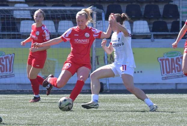 27 04 2025, Soccer, GER, 2 WOMEN BUNDESLIGA, Season 2024 2025, Matchday 23, TÖNNIES ARENA, RHEDA WIEDENBRÜCK FSV Gütersloh SC Freiburg II 0 4 Nele Schmidt FSV Gütersloh, left against Nora Scherer SC Freiburg II , action, duel, duel