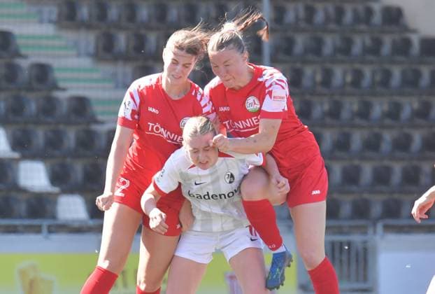 27 04 2025, Soccer, GER, 2 WOMENS BUNDESLIGA, Season 2024 2025, Matchday 23, TÖNNIES ARENA, RHEDA WIEDENBRÜCK FSV Gütersloh SC Freiburg II 0 4 Chiara Tappe and Paula Weber both FSV Gütersloh, v L vs Weena Simmen SC Freiburg II , Action, Duel, Duel