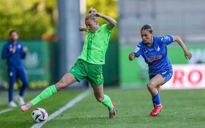 GER, Wolfsburg, Vfl Wolfsburg vs TSG Hoffenheim, Google Pixel Frauen Bundesliga, Fußball, DFB, Spielzeit 2024 2025, AOK Stadion, 20 Spieltag, im Bild v l Sarai Linder Vfl Wolfsburg 39 , Ereleta Memeti TSG Hoffenheim 7 DFB DFL REGULATIONS PROHIBIT ANY USE OF PHOTOGRAPHS AS IMAGE SEQUENCES AND OR QUASI VIDEO, 28 04 2025, Copyright: HMBxMedia HendrikxHamelau