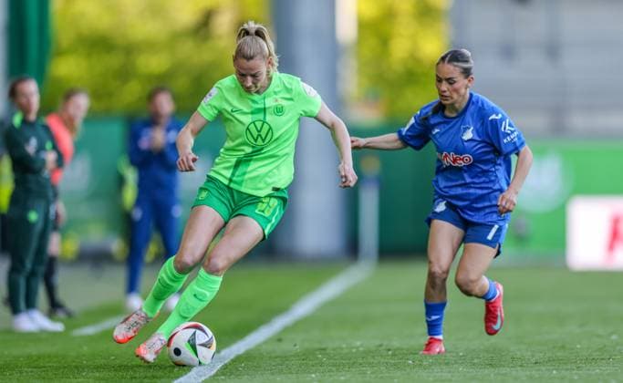 GER, Wolfsburg, Vfl Wolfsburg vs TSG Hoffenheim, Google Pixel Frauen Bundesliga, Fußball, DFB, Spielzeit 2024 2025, AOK Stadion, 20 Spieltag, im Bild v l Sarai Linder Vfl Wolfsburg 39 , Ereleta Memeti TSG Hoffenheim 7 DFB DFL REGULATIONS PROHIBIT ANY USE OF PHOTOGRAPHS AS IMAGE SEQUENCES AND OR QUASI VIDEO, 28 04 2025, Copyright: HMBxMedia HendrikxHamelau