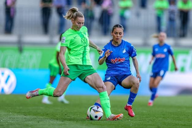 GER, Wolfsburg, Vfl Wolfsburg vs TSG Hoffenheim, Google Pixel Frauen Bundesliga, Fußball, DFB, Spielzeit 2024 2025, AOK Stadion, 20 Spieltag, im Bild v l Sarai Linder Vfl Wolfsburg 39 , Ereleta Memeti TSG Hoffenheim 7 DFB DFL REGULATIONS PROHIBIT ANY USE OF PHOTOGRAPHS AS IMAGE SEQUENCES AND OR QUASI VIDEO, 28 04 2025, Copyright: HMBxMedia HendrikxHamelau