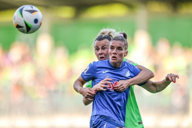 GER, Wolfsburg, Vfl Wolfsburg vs TSG Hoffenheim, Google Pixel Frauen Bundesliga, Fußball, DFB, Spielzeit 2024 2025, AOK Stadion, 20 Spieltag, im Bild v l Lena Lattwein Vfl Wolfsburg 8 , Selina Cerci TSG Hoffenheim 29 DFB DFL REGULATIONS PROHIBIT ANY USE OF PHOTOGRAPHS AS IMAGE SEQUENCES AND OR QUASI VIDEO, 28 04 2025, Copyright: HMBxMedia HendrikxHamelau