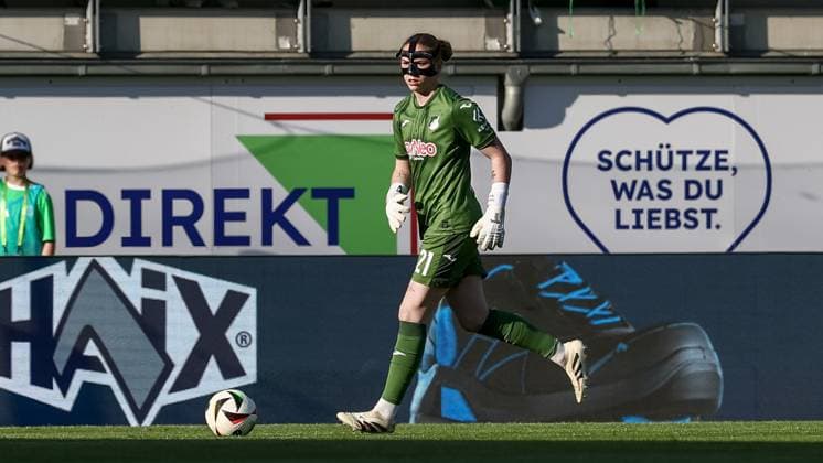 Laura Dick goalkeeper, goalkeeper, TSG 1899 Hoffenheim, 21 on the ball, cropped image, single image, full body, action, action, game scene, THE DFB GUIDELINES PROHIBIT ANY USE OF PHOTOGRAPHS AS IMAGE SEQUENCES AND OR QUASI VIDEO DFB REGULATIONS PROHIBIT ANY USE OF PHOTOGRAPHS AS IMAGE SEQUENCES AND OR QUASI VIDEO , 28 04 2025, Wolfsburg Germany , Football, Google Pixel Women Bundesliga, VfL Wolfsburg TSG 1899 Hoffenheim xobx