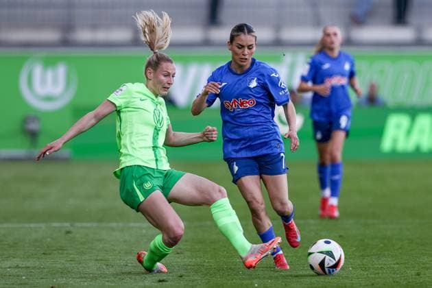 from left Sarai Linder VfL Wolfsburg, 39 and Ereleta Memeti TSG 1899 Hoffenheim, 7 in duel, duel, dynamics, action, action, game scene, THE DFB REGULATIONS PROHIBIT ANY USE OF PHOTOGRAPHS AS IMAGE SEQUENCES AND OR QUASI VIDEO , 28 04 2025, Wolfsburg Germany , Football, Google Pixel Womens Bundesliga, VfL Wolfsburg TSG 1899 Hoffenheim xobx