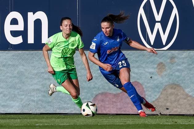 from left Joelle Wedemeyer VfL Wolfsburg, 24 and Melissa Kössler TSG 1899 Hoffenheim, 25 in duel, duel, dynamics, action, action, game scene, THE DFB REGULATIONS PROHIBIT ANY USE OF PHOTOGRAPHS AS IMAGE SEQUENCES AND OR QUASI VIDEO , 28 04 2025, Wolfsburg Germany , Football, Google Pixel Womens Bundesliga, VfL Wolfsburg TSG 1899 Hoffenheim xobx