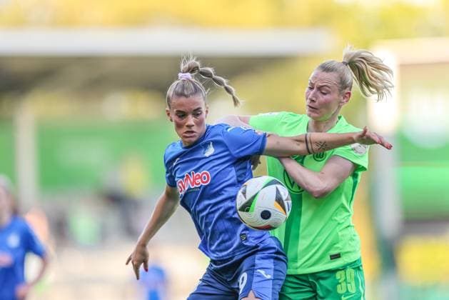 GER, Wolfsburg, Vfl Wolfsburg vs TSG Hoffenheim, Google Pixel Frauen Bundesliga, Fußball, DFB, Spielzeit 2024 2025, AOK Stadion, 20 Spieltag, im Bild v l Selina Cerci TSG Hoffenheim 29 , Sarai Linder Vfl Wolfsburg 39 DFB DFL REGULATIONS PROHIBIT ANY USE OF PHOTOGRAPHS AS IMAGE SEQUENCES AND OR QUASI VIDEO, 28 04 2025, Copyright: HMBxMedia HendrikxHamelau