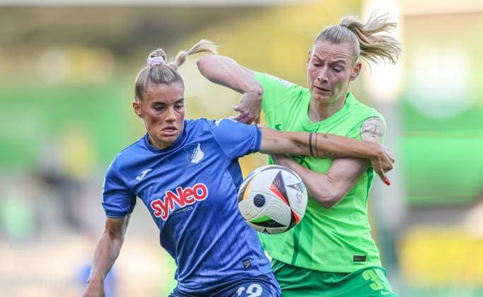 GER, Wolfsburg, Vfl Wolfsburg vs TSG Hoffenheim, Google Pixel Frauen Bundesliga, Fußball, DFB, Spielzeit 2024 2025, AOK Stadion, 20 Spieltag, im Bild v l Selina Cerci TSG Hoffenheim 29 , Sarai Linder Vfl Wolfsburg 39 DFB DFL REGULATIONS PROHIBIT ANY USE OF PHOTOGRAPHS AS IMAGE SEQUENCES AND OR QUASI VIDEO, 28 04 2025, Copyright: HMBxMedia HendrikxHamelau