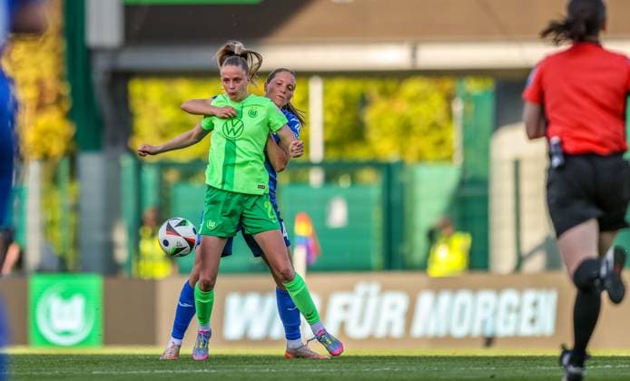 GER, Wolfsburg, Vfl Wolfsburg vs TSG Hoffenheim, Google Pixel Frauen Bundesliga, Fußball, DFB, Spielzeit 2024 2025, AOK Stadion, 20 Spieltag, im Bild v l Vivien Endemann Vfl Wolfsburg 25 , Lisann Kaut TSG Hoffenheim 4 , harter Zweikampf DFB DFL REGULATIONS PROHIBIT ANY USE OF PHOTOGRAPHS AS IMAGE SEQUENCES AND OR QUASI VIDEO, 28 04 2025, Copyright: HMBxMedia HendrikxHamelau
