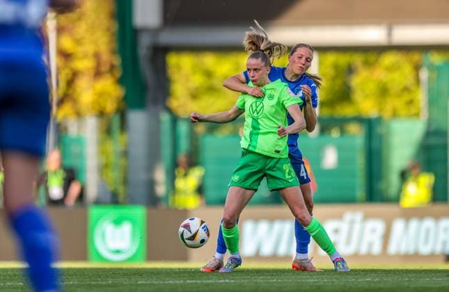 GER, Wolfsburg, Vfl Wolfsburg vs TSG Hoffenheim, Google Pixel Frauen Bundesliga, Fußball, DFB, Spielzeit 2024 2025, AOK Stadion, 20 Spieltag, im Bild v l Vivien Endemann Vfl Wolfsburg 25 , Lisann Kaut TSG Hoffenheim 4 , harter Zweikampf DFB DFL REGULATIONS PROHIBIT ANY USE OF PHOTOGRAPHS AS IMAGE SEQUENCES AND OR QUASI VIDEO, 28 04 2025, Copyright: HMBxMedia HendrikxHamelau