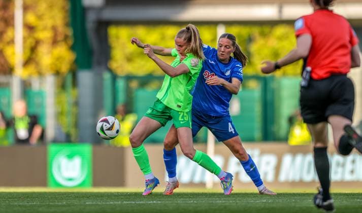GER, Wolfsburg, Vfl Wolfsburg vs TSG Hoffenheim, Google Pixel Frauen Bundesliga, Fußball, DFB, Spielzeit 2024 2025, AOK Stadion, 20 Spieltag, im Bild v l Vivien Endemann Vfl Wolfsburg 25 , Lisann Kaut TSG Hoffenheim 4 , harter Zweikampf DFB DFL REGULATIONS PROHIBIT ANY USE OF PHOTOGRAPHS AS IMAGE SEQUENCES AND OR QUASI VIDEO, 28 04 2025, Copyright: HMBxMedia HendrikxHamelau