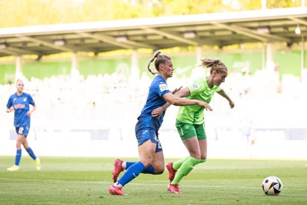 Selina Cerci TSG Hoffenheim, 29 in duel with Janina Minge VfL Wolfsburg, 06 , GER, VfL Wolfsburg vs TSG 1899 Hoffenheim, Football Google Pixel Womens Bundesliga, 20 Matchday, Season 2024 2025, 28 04 2025 DFB regulations prohibit any use of photographs as image sequences and or quasi video GER, VfL Wolfsburg vs TSG 1899 Hoffenheim, Football Google Pixel Womens Bundesliga, 20 Matchday, Season 2024 2025, 28 04 2025 Wolfsburg Copyright: xEibner-Pressefoto Memmlerx EP_MMR