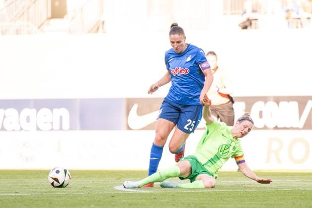 Melissa Koessler TSG Hoffenheim, 25 in duel with Svenja Huth VfL Wolfsburg, 10 , GER, VfL Wolfsburg vs TSG 1899 Hoffenheim, Football Google Pixel Womens Bundesliga, 20 Matchday, Season 2024 2025, 28 04 2025 DFB regulations prohibit any use of photographs as image sequences and or quasi video GER, VfL Wolfsburg vs TSG 1899 Hoffenheim, Football Google Pixel Womens Bundesliga, 20 Matchday, Season 2024 2025, 28 04 2025 Wolfsburg Copyright: xEibner-Pressefoto Memmlerx EP_MMR