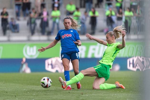 Jill Janssens TSG Hoffenheim, 09 in duel with Sarai Linder VfL Wolfsburg, 39 , GER, VfL Wolfsburg vs TSG 1899 Hoffenheim, Football Google Pixel Womens Bundesliga, 20 Matchday, Season 2024 2025, 28 04 2025 DFB regulations prohibit any use of photographs as image sequences and or quasi video GER, VfL Wolfsburg vs TSG 1899 Hoffenheim, Football Google Pixel Womens Bundesliga, 20 Matchday, Season 2024 2025, 28 04 2025 Wolfsburg Copyright: xEibner-Pressefoto Memmlerx EP_MMR