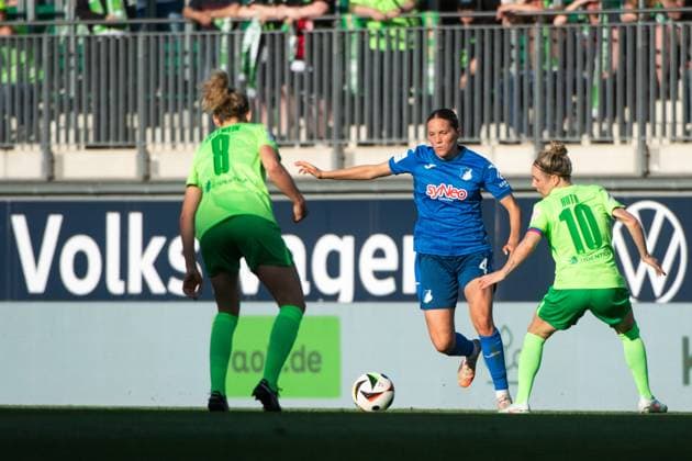 Lisann Kaut TSG Hoffenheim, 04 in duel with Svenja Huth VfL Wolfsburg, 10 , Lena Lattwein VfL Wolfsburg, 08 , GER, VfL Wolfsburg vs TSG 1899 Hoffenheim, Football Google Pixel Womens Bundesliga, Matchday 20, Season 2024 2025, 28 04 2025 DFB regulations prohibit any use of photographs as image sequences and or quasi video GER, VfL Wolfsburg vs TSG 1899 Hoffenheim, Fußball Google Pixel Frauen Bundesliga, 20 Spieltag, Saison 2024 2025, 28 04 2025 Wolfsburg Copyright: xEibner-Pressefoto Memmlerx EP_MMR