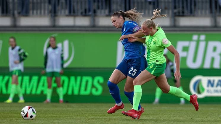 from left Melissa Kössler TSG 1899 Hoffenheim, 25 and Ella Peddemors VfL Wolfsburg, 5 in duel, duel, dynamics, action, action, game scene, THE DFB REGULATIONS PROHIBIT ANY USE OF PHOTOGRAPHS AS IMAGE SEQUENCES AND OR QUASI VIDEO , 28 04 2025, Wolfsburg Germany , Football, Google Pixel Womens Bundesliga, VfL Wolfsburg TSG 1899 Hoffenheim xobx