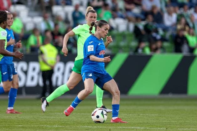 Ereleta Memeti TSG 1899 Hoffenheim, 7 on the ball, single image, full body, action, action scene, THE DFB GUIDELINES PROHIBIT ANY USE OF PHOTOGRAPHS AS IMAGE SEQUENCES AND OR QUASI VIDEO DFB REGULATIONS PROHIBIT ANY USE OF PHOTOGRAPHS AS IMAGE SEQUENCES AND OR QUASI VIDEO , 28 04 2025, Wolfsburg Germany , Soccer, Google Pixel Womens Bundesliga, VfL Wolfsburg TSG 1899 Hoffenheim xobx