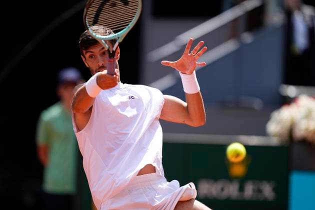 April 29, 2025, Madrid, Madrid, Spain: Lorenzo Musetti of Italy in action against Stefanos Tsitsipas of Greece during the Mutua Madrid Open 2025, ATP, Tennis Herren Masters 1000 and WTA, Tennis Damen 1000 tennis tournament, celebrated at Caja Magica on April 29, 2025 in Madrid, Spain. Madrid Spain - ZUMAa181 20250429_zaa_a181_194 Copyright: xOscarxJ.xBarrosox