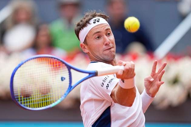 May 1, 2025, Madrid, Madrid, Spain: Casper Ruud of Norway in action against Daniil Medvedev of Russia during the Mutua Madrid Open 2025, ATP, Tennis Herren Masters 1000 and WTA, Tennis Damen 1000 tennis tournament, celebrated at Caja Magica on May 01, 2025 in Madrid, Spain. Madrid Spain - ZUMAa181 20250501_zaa_a181_041 Copyright: xOscarxJ.xBarrosox