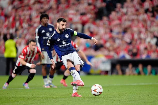 Bruno Fernandes of Manchester United, ManU scores the sides second goal to make it 0-2 Athletic Bilbao v Manchester United, UEFA Europa League, Semi Final, First Leg, Football, Estadio de San Mames, Bilbao, Spain - 01 May 2025 EDITORIAL USE ONLY No use with unauthorised audio, video, data, fixture lists, club league logos or live services. Online in-match use limited to 120 images, no video emulation. No use in betting, games or single club league player publications. Copyright: xGokhanxTaner Shutterstockx 15278833du
