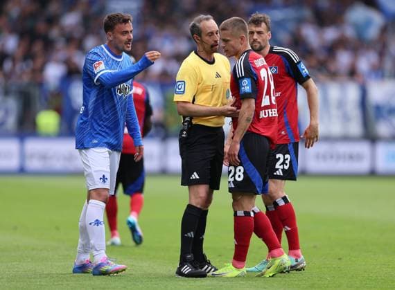 03 05 2025, xdcx, Soccer 2 Bundesliga, SV Darmstadt 98 Hamburger SV, emonline, emspor, despor, v l , Philipp Förster SV Darmstadt 98 gives instructions, gesticulates, gesticulate with arms gives instructions, gesticulate towards Miro Muheim Hamburger SV DFL DFB REGULATIONS PROHIBIT ANY USE OF PHOTOGRAPHS AS IMAGE SEQUENCES AND OR QUASI VIDEO Copyright: HMBxMedia Claus