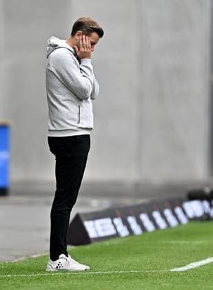 03 05 2025, xfux, Fussball 2 Bundesliga, SV Darmstadt 98 Hamburger SV, v l Trainer Florian Kohfeldt SV Darmstadt 98 enttaeuscht, enttaeuscht schauend, dissapointed gibt Anweisungen, gestikuliert, mit den Armen gestikulieren gives instructions, gesticulate, gesticolando DFL DFB REGULATIONS PROHIBIT ANY USE OF PHOTOGRAPHS as IMAGE SEQUENCES and or QUASI VIDEO Licensing of this image to and or by SV Darmstadt 1898 e V and subsidiaries is not permitted No release of or sale to SV Darmstadt 1898 e V Darmstadt