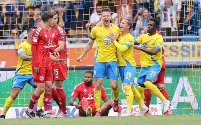 Eintracht BS vs Fortuna Düsseldorf Braunschweig, 03 05 2025, Soccer, Season 24 25, 2 Bundesliga, Matchday 32, Eintracht Braunschweig vs Fortuna Düsseldorf, Picture shows jubilation about the goal to 1 0 for Eintracht by Paul Jaeckel BTSV, 3 with Lino Tempelmann BTSV, 20 and Richmond Tachie BTSV, 29 Braunschweig