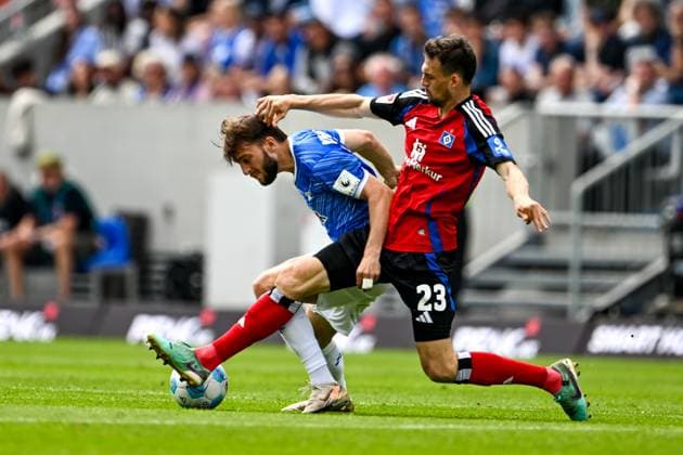 Killian Corredor SV Darmstadt 98, 34 in duel with Jonas Meffert Hamburger SV, 23 , GER, SV Darmstadt 98 vs Hamburger SV, 2 Bundesliga, Soccer, Matchday 32, Season 2024 2025, 03 05 2025 DFL REGULATIONS PROHIBIT ANY USE OF PHOTOGRAPHS as IMAGE SEQUENCES and or QUASI VIDEO GER, SV Darmstadt 98 vs Hamburger SV, 2 Bundesliga, Soccer, Matchday 32, Season 2024 2025, 03 05 2025 Darmstadt Copyright: xEibner-Pressefoto FlorianxWiegandx EP_FWD