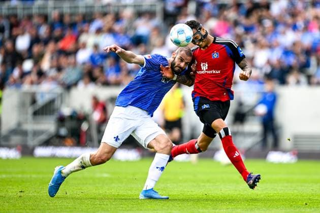 Aleksandar Vukotic SV Darmstadt 98, 20 in duel with Davie Selke Hamburger SV, 27 , GER, SV Darmstadt 98 vs Hamburger SV, 2 Bundesliga, Soccer, Matchday 32, Season 2024 2025, 03 05 2025 DFL REGULATIONS PROHIBIT ANY USE OF PHOTOGRAPHS as IMAGE SEQUENCES and or QUASI VIDEO GER, SV Darmstadt 98 vs Hamburger SV, 2 Bundesliga, Soccer, Matchday 32, Season 2024 2025, 03 05 2025 Darmstadt Copyright: xEibner-Pressefoto FlorianxWiegandx EP_FWD