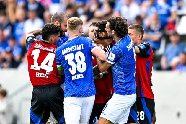 Aleksandar Vukotic SV Darmstadt 98, 20 in a confrontation with Davie Selke Hamburger SV, 27 , GER, SV Darmstadt 98 vs Hamburger SV, 2 Bundesliga, Football, Matchday 32, Season 2024 2025, 03 05 2025 DFL REGULATIONS PROHIBIT ANY USE OF PHOTOGRAPHS as IMAGE SEQUENCES and or QUASI VIDEO GER, SV Darmstadt 98 vs Hamburger SV, 2 Bundesliga, Football, Matchday 32, Season 2024 2025, 03 05 2025 Darmstadt Copyright: xEibner-Pressefoto FlorianxWiegandx EP_FWD