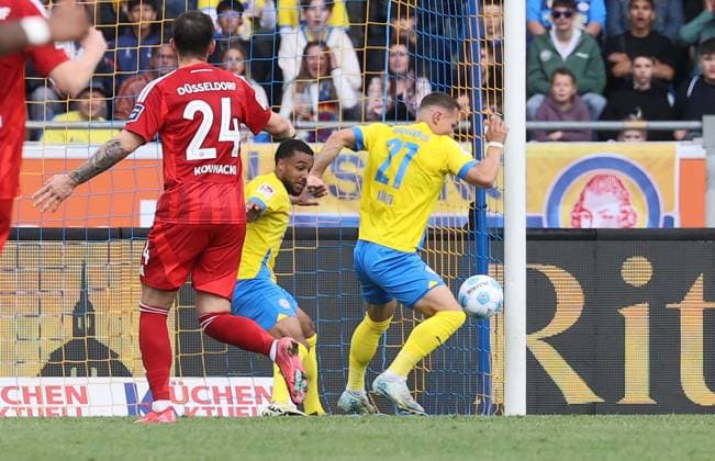 Eintracht BS vs Fortuna Düsseldorf Braunschweig, 03 05 2025, Soccer, Season 24 25, 2 Bundesliga, Matchday 32, Eintracht Braunschweig vs Fortuna Düsseldorf, Picture shows goal for Düsseldorf to 2 2 by Matthias Zimmermann FD, 25 , The ball has already been behind the line at the rescue attempt of Leon Bell Bell BTSV, 19 and Sven Köhler BTSV, 27 Braunschweig