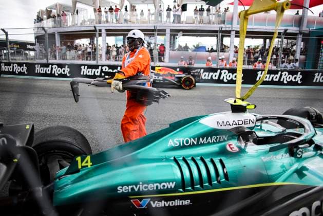 F1 - MIAMI GRAND PRIX 2025 14 ALONSO Fernando (spa), Aston Martin F1 Team AMR24, action crash, accident, marshall, commissaire de piste, marshal, marshalls, marshals during the Formula 1 Crypto.com Miami Grand Prix 2025, 6th round of the 2025 FIA Formula One World Championship, WM, Weltmeisterschaft from May 2 to 4, 2025 on the Miami International Autodrome, in Miami Gardens, Florida, United States of America - Miami GardensUnited States Copyright: xXavixBonillax