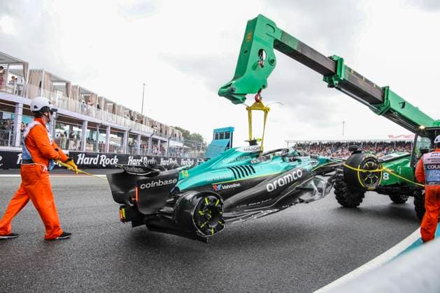 F1 - MIAMI GRAND PRIX 2025 14 ALONSO Fernando (spa), Aston Martin F1 Team AMR24, action crash, accident, marshall, commissaire de piste, marshal, marshalls, marshals during the Formula 1 Crypto.com Miami Grand Prix 2025, 6th round of the 2025 FIA Formula One World Championship, WM, Weltmeisterschaft from May 2 to 4, 2025 on the Miami International Autodrome, in Miami Gardens, Florida, United States of America - Miami GardensUnited States Copyright: xXavixBonillax
