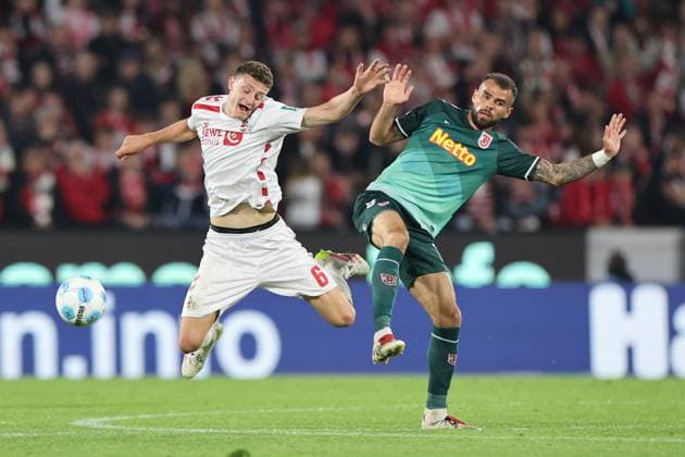 GER, 2 FBL, 1 FC Koeln vs SSV Jahn Regensburg 03 05 2025, Rheinenergie Stadion, Koeln, GER, 2 FBL, 1 FC Koeln vs SSV Jahn Regensburg, in the picture Eric Martel FC Koeln 6 , in a duel against Robin Ziegele Regensburg 14 , nordphotoxGmbHx xMeuter nph00351