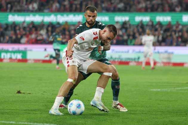 GER, 2 FBL, 1 FC Koeln vs SSV Jahn Regensburg 03 05 2025, Rheinenergie Stadion, Koeln, GER, 2 FBL, 1 FC Koeln vs SSV Jahn Regensburg, in the picture Tim Lemperle FC Koeln 19 , in a duel against Robin Ziegele Regensburg 14 , nordphotoxGmbHx xMeuter nph00351