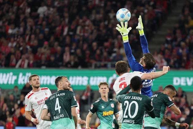 GER, 2 FBL, 1 FC Koeln vs SSV Jahn Regensburg 03 05 2025, Rheinenergie Stadion, Koeln, GER, 2 FBL, 1 FC Koeln vs SSV Jahn Regensburg, in the picture Julian Pollersbeck goalkeeper Regensburg 23 , catches in front of Dominique Heintz FC Koeln 3 , nordphotoxGmbHx xMeuter nph00351