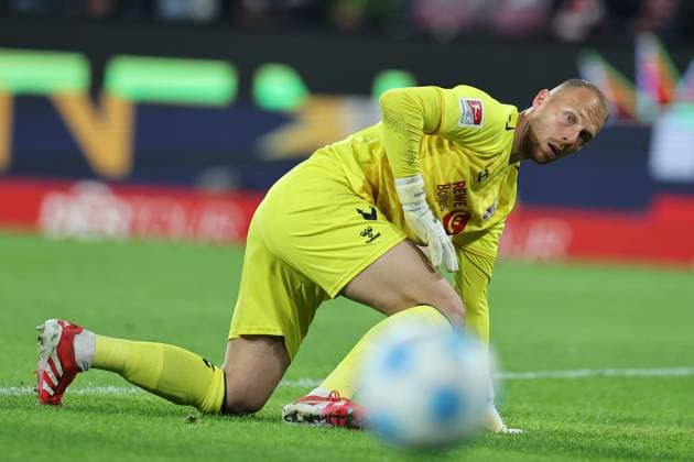 GER, 2 FBL, 1 FC Koeln vs SSV Jahn Regensburg 03 05 2025, Rheinenergie Stadion, Koeln, GER, 2 FBL, 1 FC Koeln vs SSV Jahn Regensburg, in the picture Marvin Schwäbe Schwaebe goalkeeper FC Koeln 1 , looks after the ball behind him, which fortunately does not go into the goal nordphotoxGmbHx xMeuter nph00351
