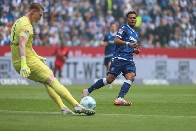 Bambase Conte Karlsruher SC, 31 presses Julian Krahl 1 FC Kaiserslautern, Goalkeeper 01 , Karlsruher SC vs 1 FC Kaiserslautern, 2 Bundesliga, 32 Matchday, 2024 2025, 04 05 2025, DFL REGULATIONS PROHIBIT ANY USE OF PHOTOGRAPHS AS IMAGE SEQUENCES AND OR QUASI VIDEO, Karlsruher SC vs 1 FC Kaiserslautern, 2 Bundesliga, 32 Matchday, 2024 2025, 04 05 2025 Karlsruhe Copyright: xEibner-Pressefoto JanxPrihodax EP_JPA