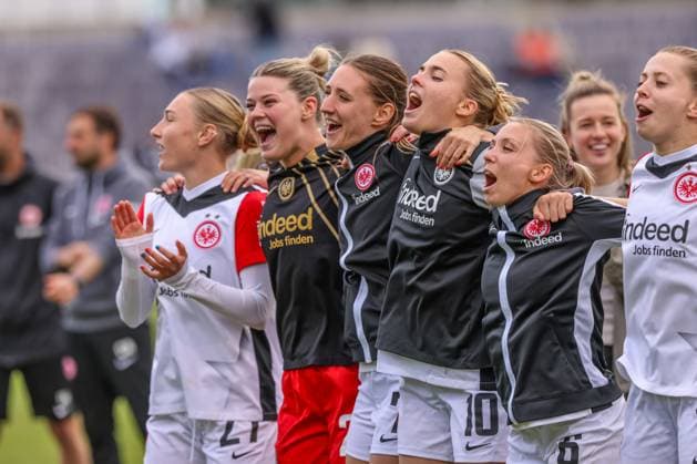 GER, Frankfurt, Eintracht Frankfurt vs TSG Hoffenheim, Google Pixel Bundesliga, Fußball, DFB, Spielzeit 2024 2025, Stadion am Bretanobad, 21 Spieltag, im Bild Eintracht Frankfurt celebrates the victory after the match DFB DFL REGULATIONS PROHIBIT ANY USE OF PHOTOGRAPHS AS IMAGE SEQUENCES AND OR QUASI VIDEO, 04 05 2025, Copyright: HMBxMedia HendrikxHamelau