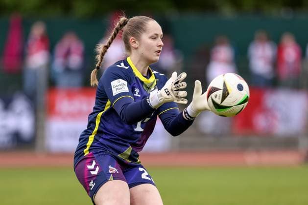 Aurora Mikaelsen goalkeeper, goalkeeper, 1 FC Köln, 23 on the ball, single image, full body, action, action scene, portrait, close-up, single photo, single image, THE DFB GUIDELINES PROHIBIT ANY USE OF PHOTOGRAPHS AS IMAGE SEQUENCES AND OR QUASI VIDEO DFB REGULATIONS PROHIBIT ANY USE OF PHOTOGRAPHS AS IMAGE SEQUENCES AND OR QUASI VIDEO , 04 05 2025, Bremen Germany , Football, Google Pixel Women Bundesliga, SV Werder Bremen 1 FC Köln xobx