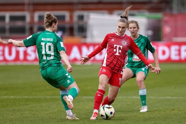 from left Saskia Matheis SV Werder Bremen, 19 and Alena Bienz 1 FC Köln, 11 in a duel, dynamic, action, action, game scene, THE DFB REGULATIONS PROHIBIT ANY USE OF PHOTOGRAPHS AS IMAGE SEQUENCES AND OR QUASI VIDEO , 04 05 2025, Bremen Germany , Football, Google Pixel Womens Bundesliga, SV Werder Bremen 1 FC Köln xobx
