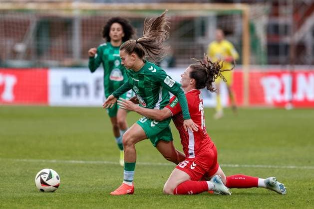from left Tuana Mahmoud SV Werder Bremen, 10 and Amelie Bohnen 1 FC Köln, 15 in a duel, dynamic, action, action, game scene, THE DFB GUIDELINES PROHIBIT ANY USE OF PHOTOGRAPHS AS IMAGE SEQUENCES AND OR QUASI VIDEO DFB REGULATIONS PROHIBIT ANY USE OF PHOTOGRAPHS AS IMAGE SEQUENCES AND OR QUASI VIDEO , 04 05 2025, Bremen Germany , Football, Google Pixel Women Bundesliga, SV Werder Bremen 1 FC Köln xobx