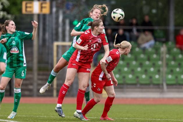 from left Kaylie Ronan SV Werder Bremen, 4 and Taylor Ziemer 1 FC Köln, 18 in header duel, header, duel, action, action, game scene, THE DFB REGULATIONS PROHIBIT ANY USE OF PHOTOGRAPHS AS IMAGE SEQUENCES AND OR QUASI VIDEO , 04 05 2025, Bremen Germany , Football, Google Pixel Womens Bundesliga, SV Werder Bremen 1 FC Köln xobx