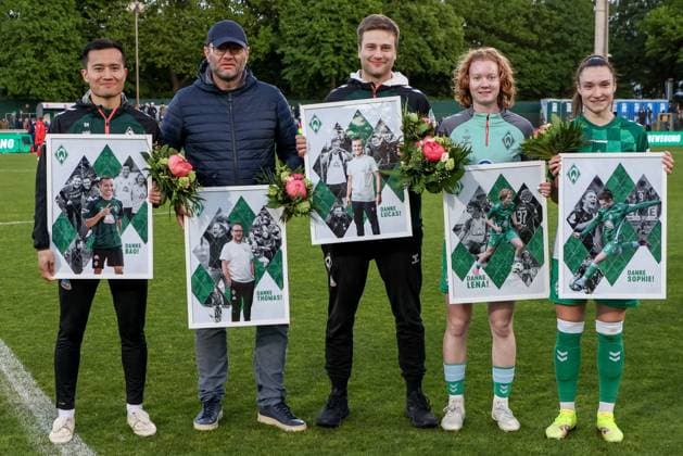 from left Bao Nguyen athletics coach, SV Werder Bremen , Thomas Horsch coach, head coach, SV Werder Bremen , Lucas Horsch co-coach, SV Werder Bremen , Lena Dahms SV Werder Bremen, 37 and Sophie Weidauer SV Werder Bremen, 9 at the farewell from the club, THE DFB REGULATIONS PROHIBIT ANY USE OF PHOTOGRAPHS AS IMAGE SEQUENCES AND OR QUASI VIDEO , 04 05 2025, Bremen Germany , Football, Google Pixel Womens Bundesliga, SV Werder Bremen 1 FC Köln xobx